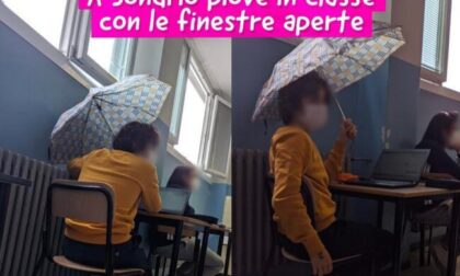 Non può chiudere la finestra e rimane in classe con l'ombrello aperto, la foto spopola su Instagram