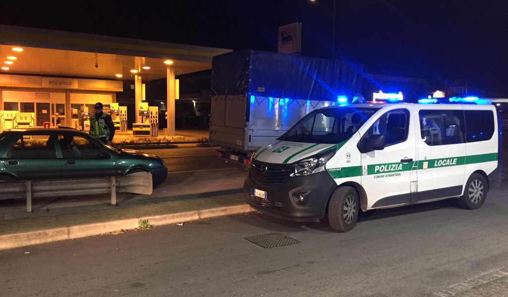 Ubriaco rischia incidente con autovettura della Polizia Locale: denunciato