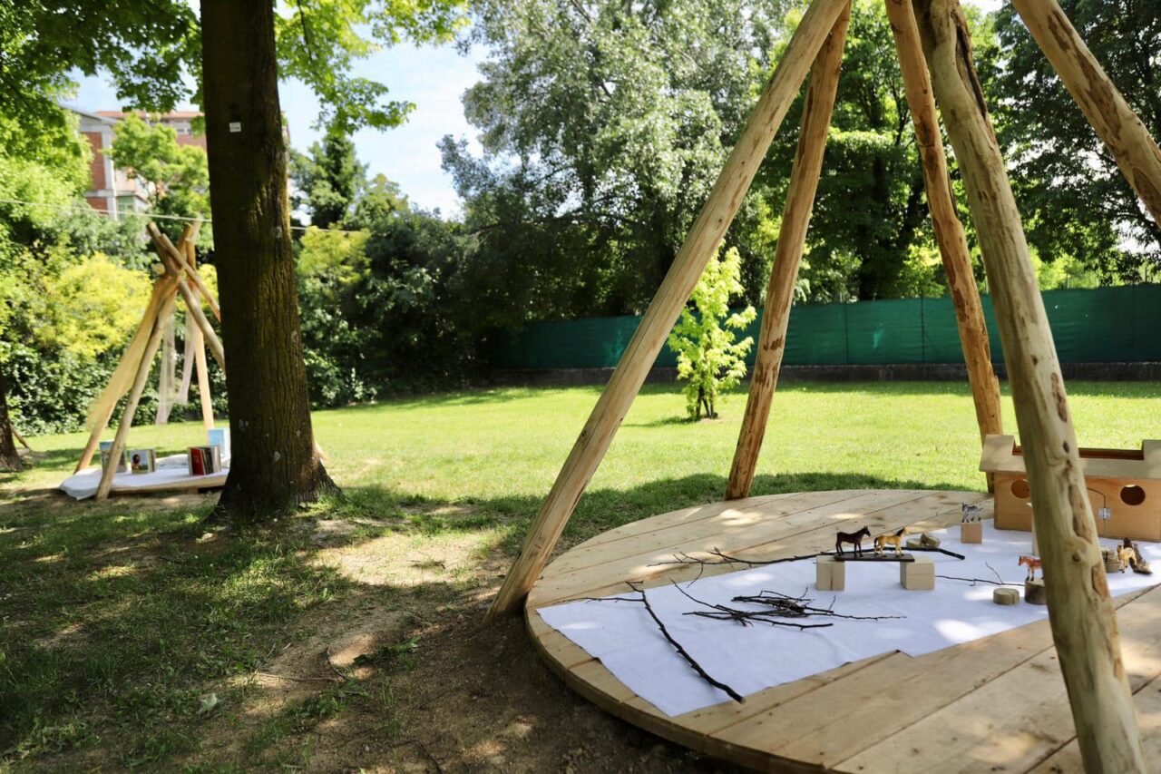 Inaugurato il giardino riqualificato del Soncini: ospita giochi naturali e aule all’aperto