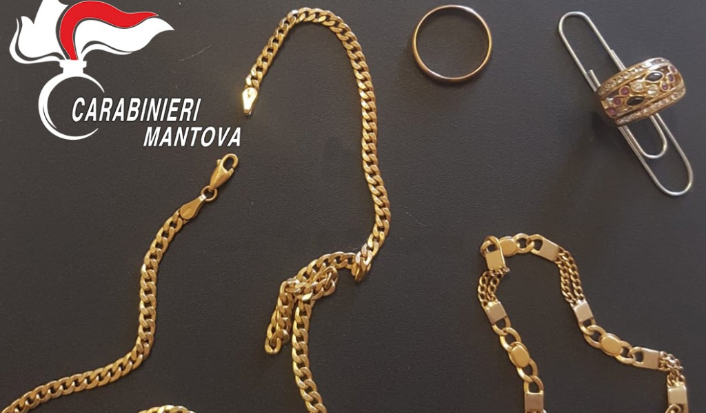 Pluripregiudicato 26enne trovato in possesso di gioielli sospetti nascosti in un guanto