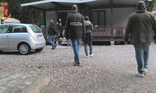 Stanata la banda specializzata in furti su auto nei parcheggi dei supermercati, hanno colpito anche a Mantova