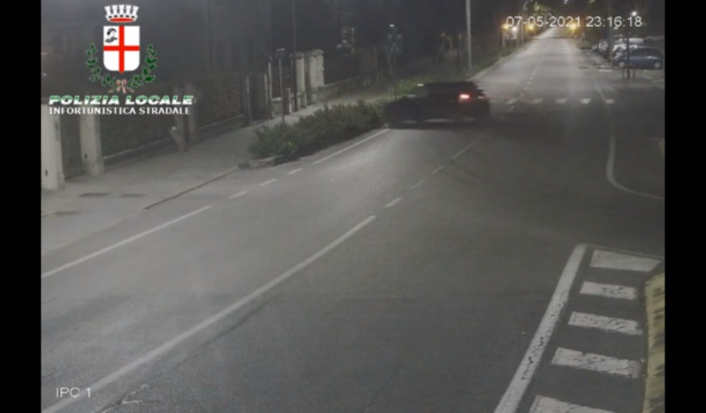 Il video del 16enne che ruba l’auto dei genitori, si schianta contro un muretto e scappa
