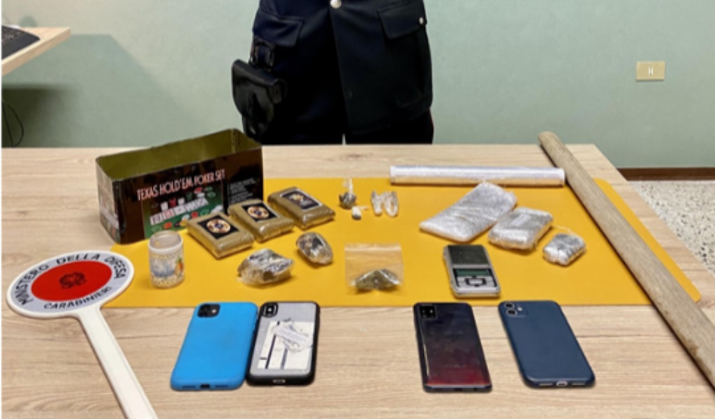 Giovani fidanzati 20enni scoperti nel loro “covo dello spaccio” allestito in taverna