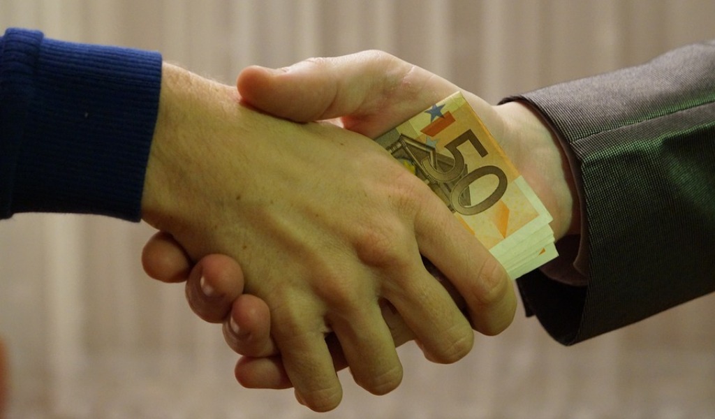 “Documenti, prego” e lui lancia agli agenti una mazzetta di banconote