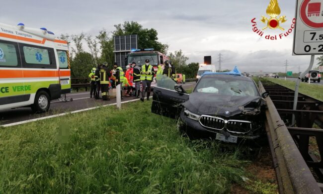Schianto sull’A22: auto contro il guardrail, autista intrappolato nelle lamiere