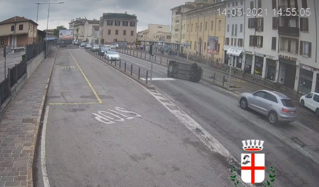 Ubriaco perde il controllo dell’auto, abbatte il semaforo e cappotta: il video dello schianto