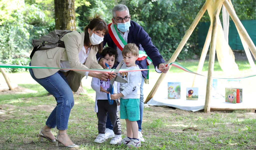 Inaugurato il giardino riqualificato del Soncini: ospita giochi naturali e aule all'aperto