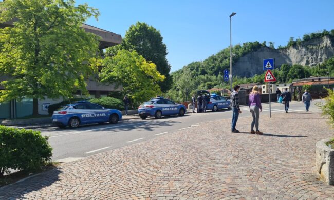 Si butta nel fiume per farla finita: un passante si lancia in acqua e lo salva