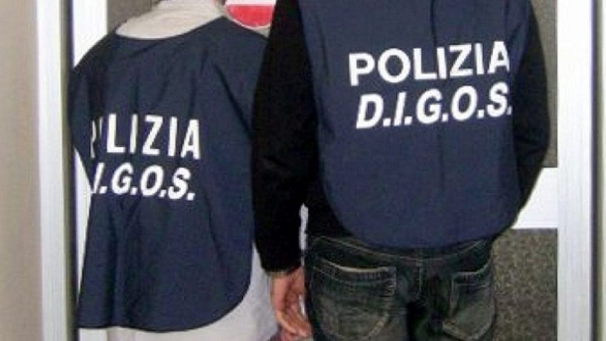 Pubblicano sui social frasi oltraggiose e di disprezzo contro Polizia e Istituzioni: 17 denunciati 