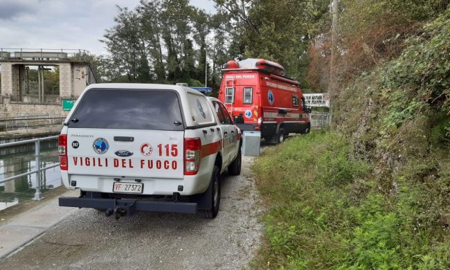 Rincorre il cane sfuggito al suo controllo, cade in acqua e muore affogato