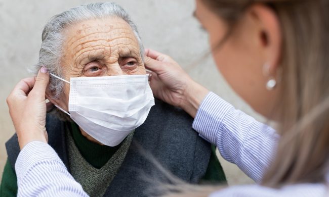 Entro fine maggio potrebbe arrivare il via libera alle visite agli anziani nelle Rsa
