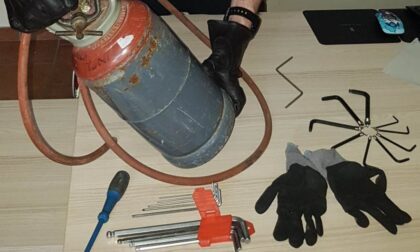 In giro con una bombola di gas e attrezzi per lo scasso: denunciati