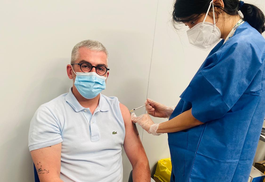 Il sindaco Mattia Palazzi si vaccina: “E’ arrivato il mio turno”