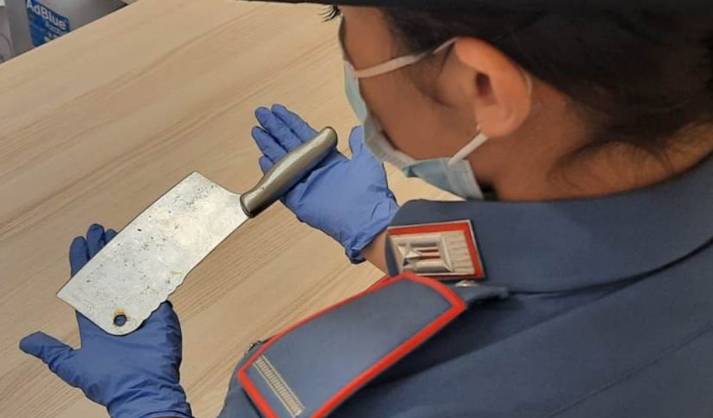 A spasso con una mannaia nello zaino: denunciato 37enne che giorni fa prese a pugni una donna