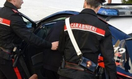 Ubriaco viene portato in Caserma e sanzionato, la moglie lo rimprovera e lui si scaglia sui Carabinieri
