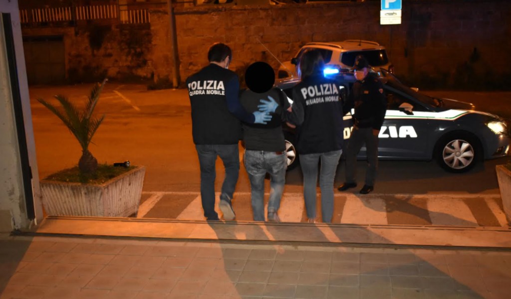 Pretende violentemente soldi dalla madre e dal fratello, 56enne in carcere