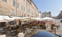 A Mantova è guerra tra chi necessità dei tavolini in strada e chi dei parcheggi
