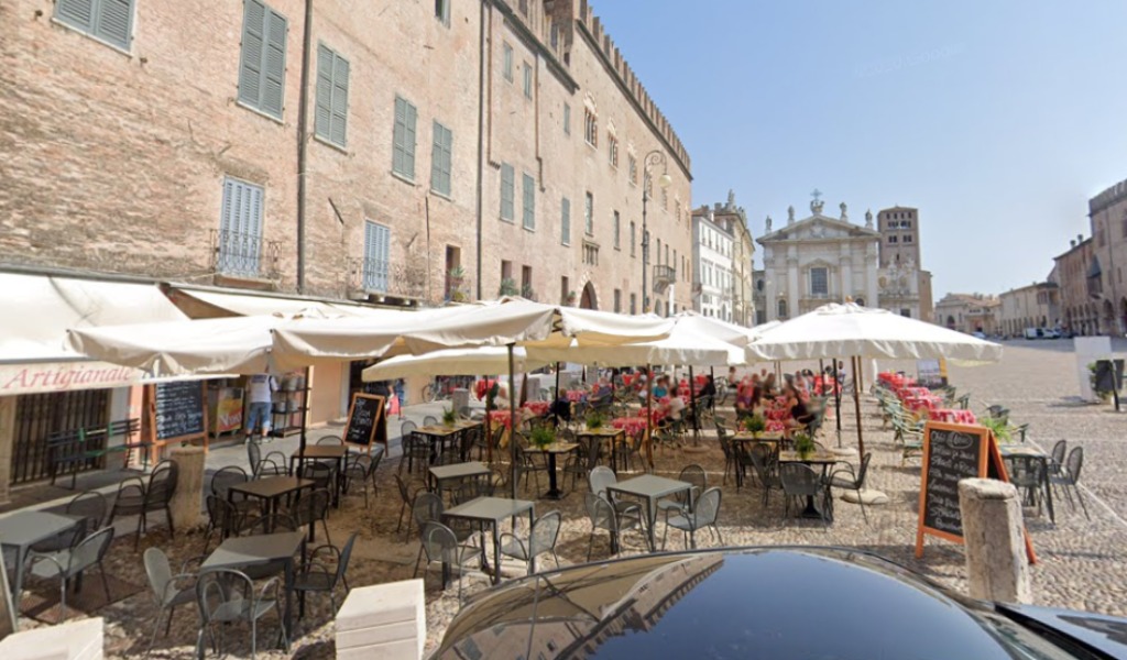 A Mantova è guerra tra chi necessità dei tavolini in strada e chi dei parcheggi