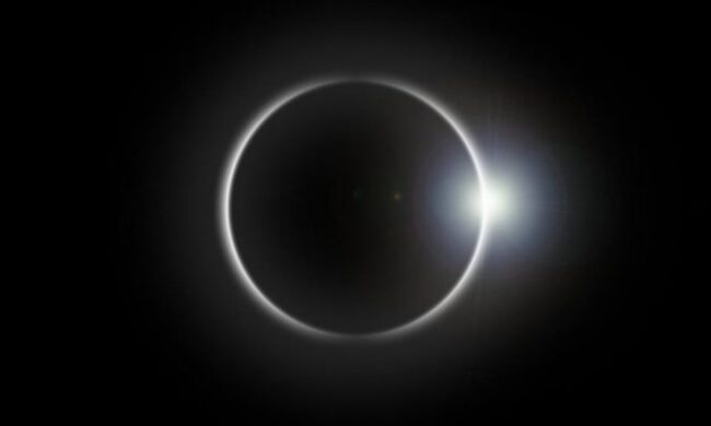 Occhi (protetti) al cielo oggi per la “mini eclisse”