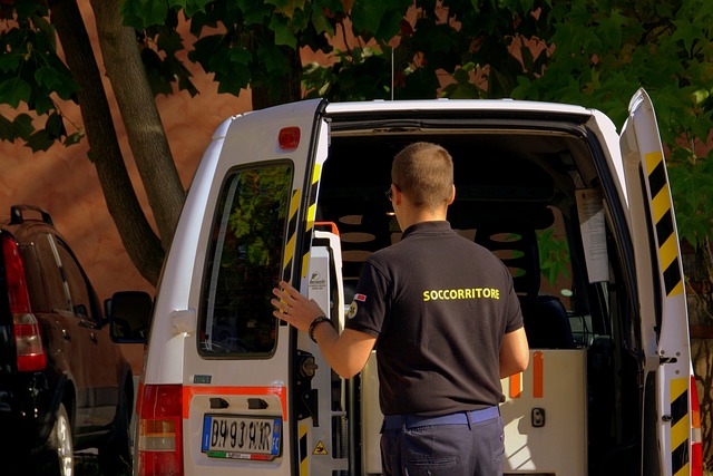 Infortunio sul lavoro a Mantova: operaio 45enne ferito a una mano mentre maneggia un tombino