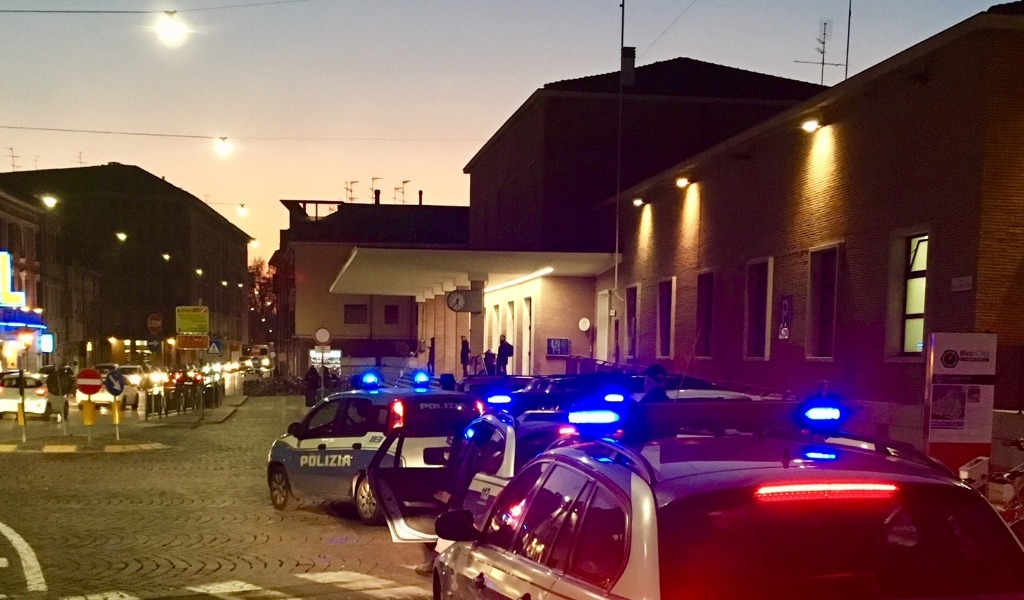 Aggredisce i passanti, tenta la fuga sul treno e usa una bottiglia rotta come arma: scena da film a Mantova
