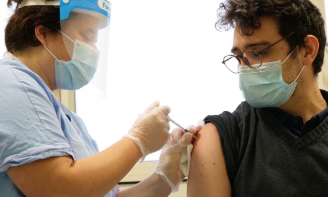 Campagna vaccinale, aperte le prenotazioni per la fascia 12-29 anni