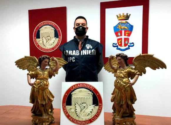 I Carabinieri restituiscono una coppia di statue lignee del XVI secolo trafugate 20 anni fa dalla chiesa