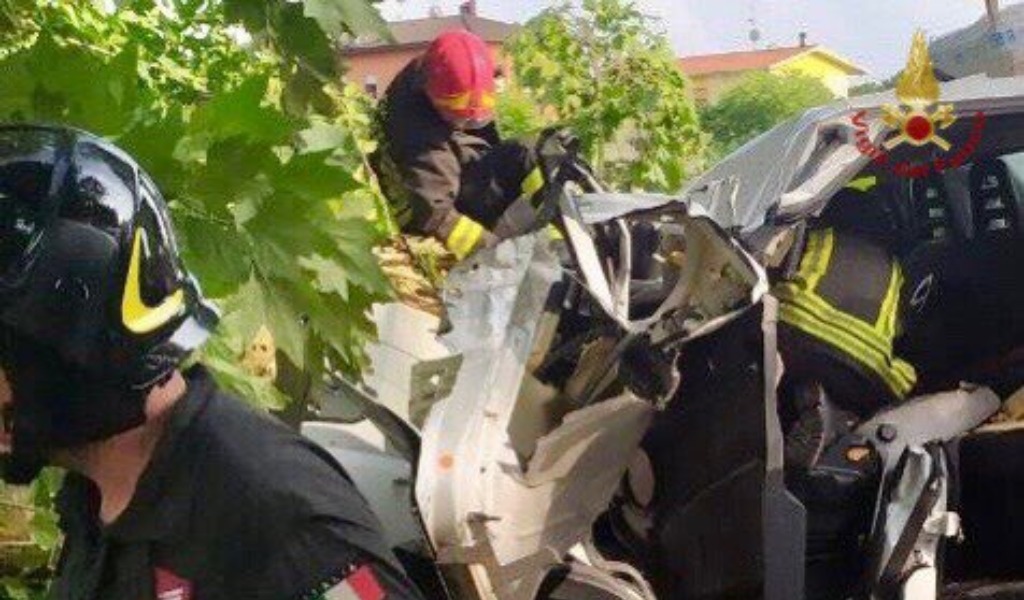 Maltempo devastante: albero cade su un furgone, operai estratti dalle lamiere in gravi condizioni