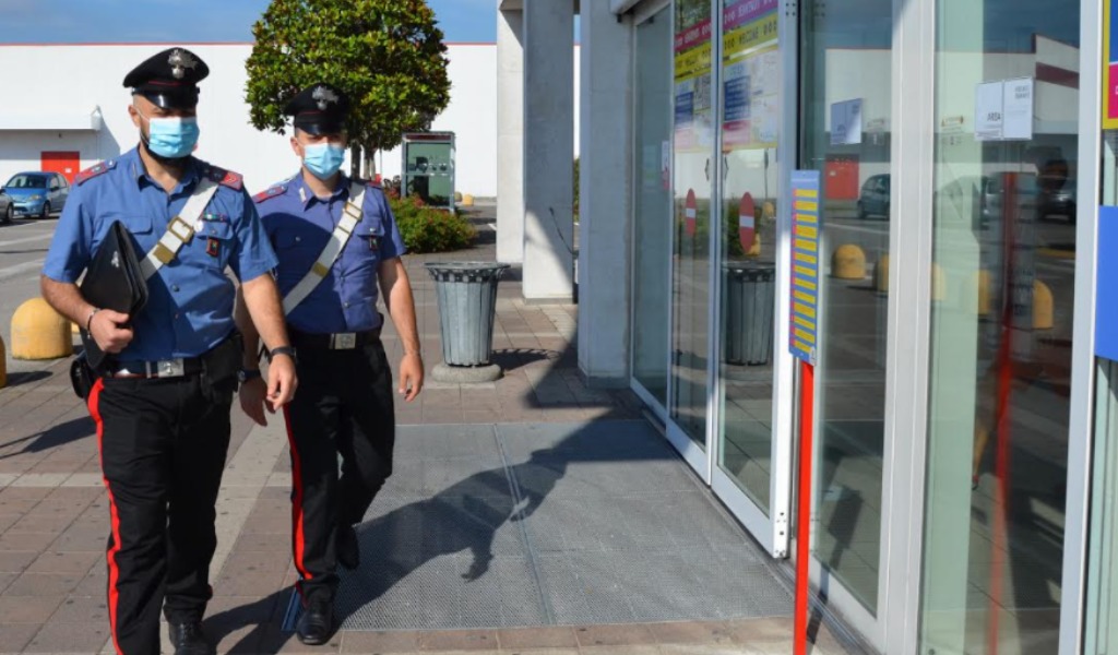 Ladro vanitoso sorpreso mentre tenta di scappare con 270 euro di prodotti per bellezza non pagati