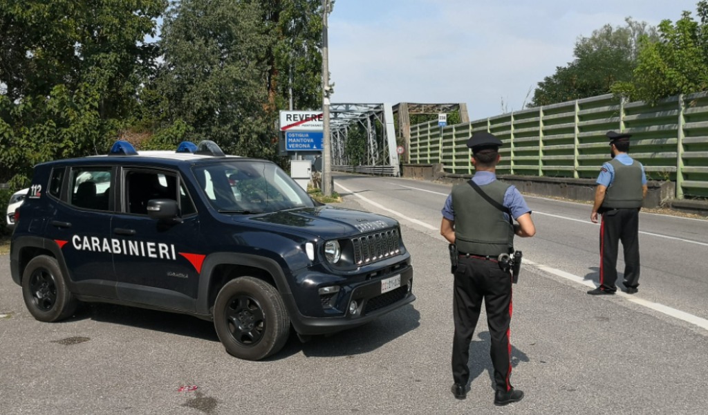 Fermati per un controllo, impazziscono quando gli devono ritirare la patente