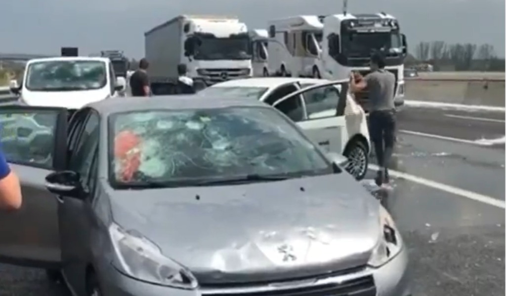 Maxi grandinata in Autostrada: auto distrutte e costrette a fermarsi, lunghe code