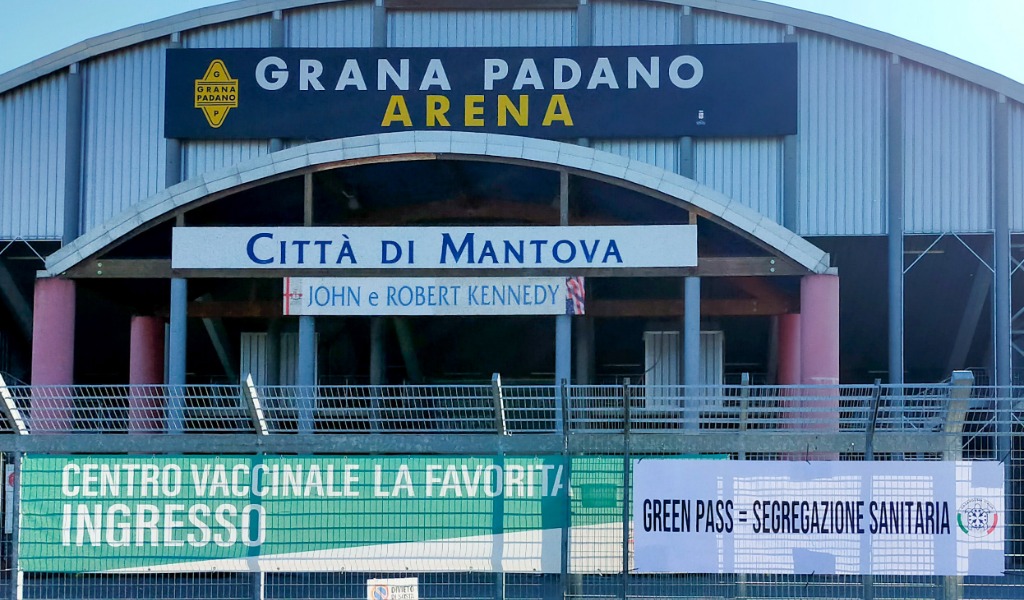 “Green pass = segregazione sanitaria”: lo striscione di CasaPound sui cancelli dell’hub Grana Padano