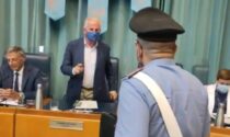 Non tutti hanno la mascherina: il video dello scontro in Consiglio comunale tra l'ex Ministro Scajola e i carabinieri