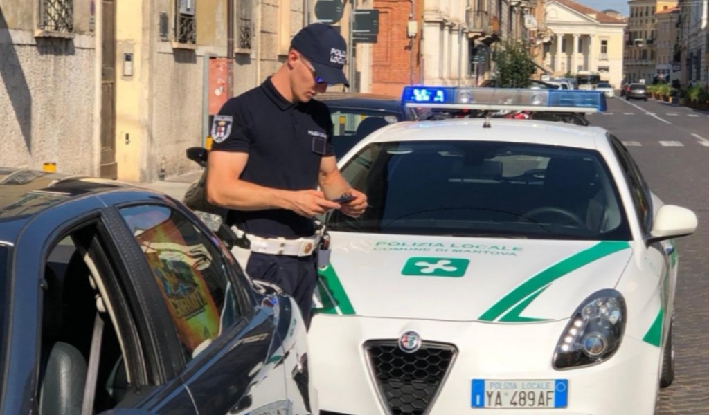 Finge di essere il padre morto per non pagare le multe: scoperto e denunciato