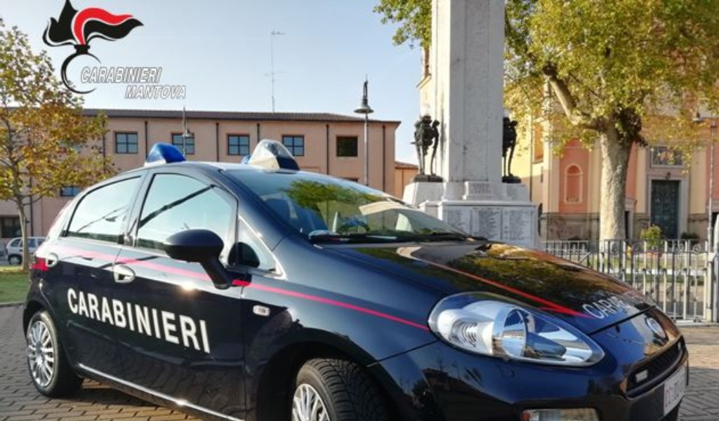 In sette si lavano nel parcheggio di un supermercato utilizzando l’acqua di un idrante: denunciati