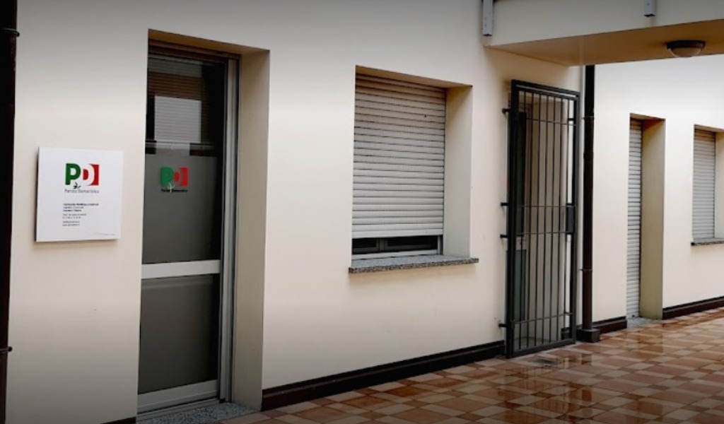 Lancia rifiuti contro la sede del Pd, incastrato dalla maglia a righe