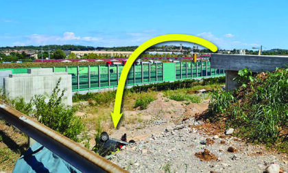 Imbocca la salita, ma il ponte ancora è in costruzione e precipita nel vuoto
