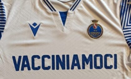 La squadra che rinuncia allo sponsor: sulle maglie c'è l'appello "Vacciniamoci!"