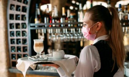 Serviva caffè e cappuccini senza mascherina: locale chiuso e sanzione al titolare