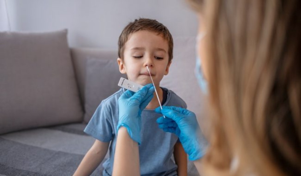 Dal 23 agosto due tamponi mensili gratuiti per la fascia 6-13 anni