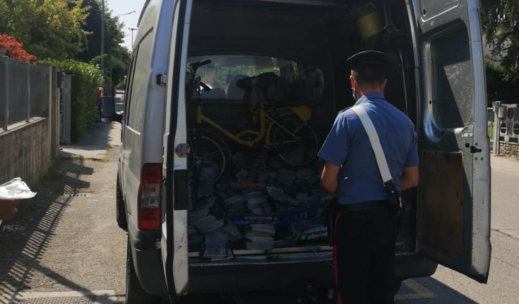 Distribuiscono volantini lavorando in nero: titolare denunciato e attività sospesa