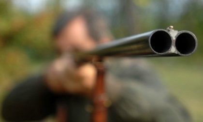 Cacciatore in azione in un'area di divieto di caccia minaccia col fucile un 18enne