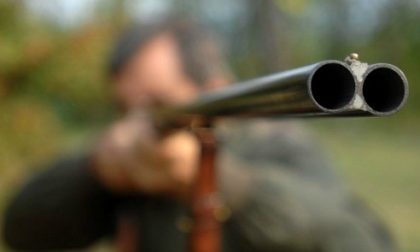 Cacciatore in azione in un’area di divieto di caccia minaccia col fucile un 18enne