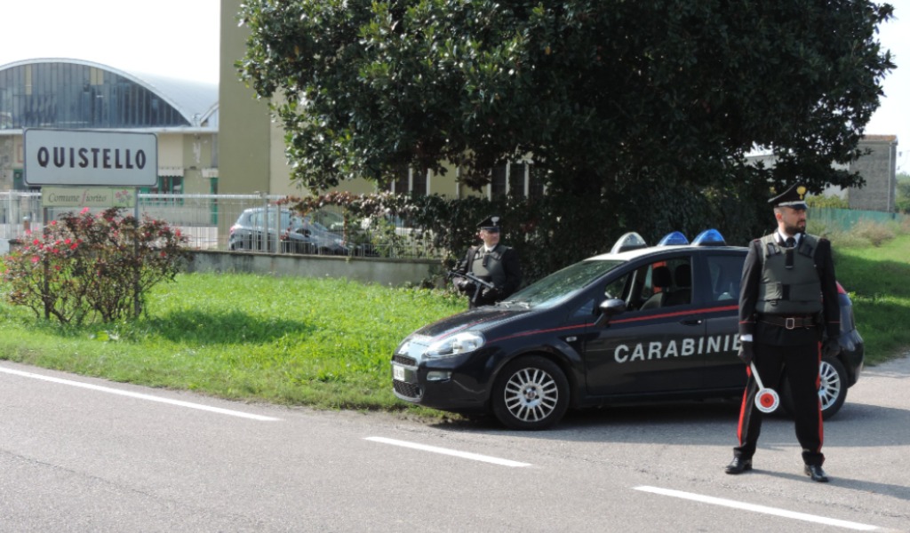Se ne andava in giro con due coltelli nel vano porta oggetti, denunciato
