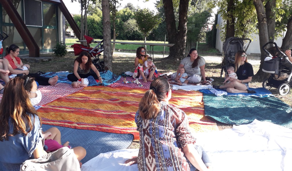 A Roverbella gli incontri sulla gravidanza si fanno in giardino