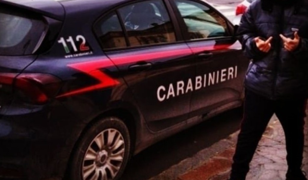 Sul profilo Instagram una foto con il dito medio all’auto dei Carabinieri: 15enne denunciato