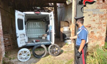 Entrano in casa, agguantano le chiavi e scappano sull'auto di famiglia: ritrovata con un altro furgone rubato