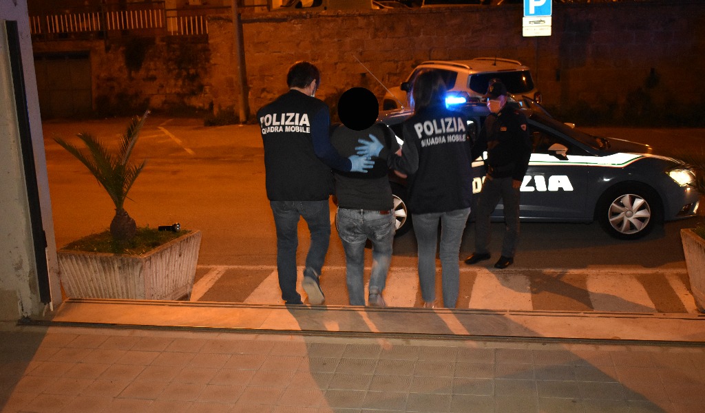 Estorceva denaro agli studenti fuori da scuola minacciando di accoltellarli