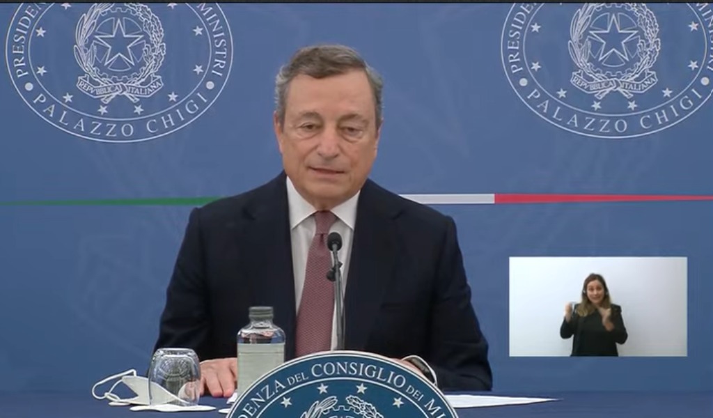 Le parole di Draghi: si va verso l’obbligo vaccinale e la terza dose di vaccino