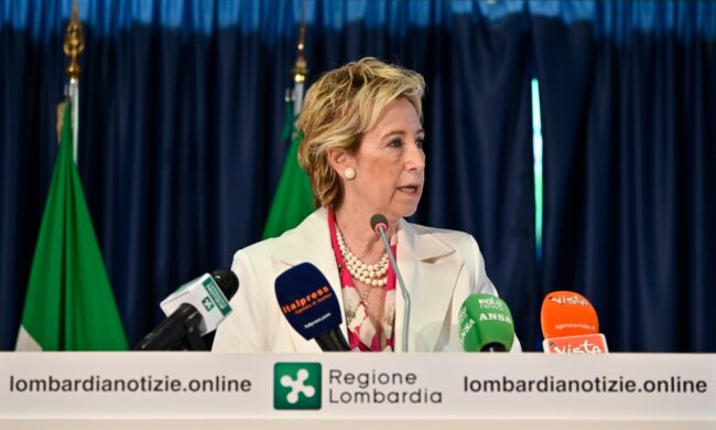 Ai centri vaccinali senza prenotazione? Moratti: “Evitate. Prenotare è segno di educazione e rispetto”